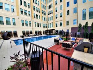 สระว่ายน้ำที่อยู่ใกล้ ๆ หรือใน Regal Stays Corporate Apartments - Downtown Dallas