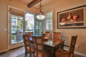 Afbeelding uit fotogalerij van H90 Single Story Townhome Near Beautiful Fountain Condo in La Quinta