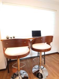 茅ヶ崎市にある湘南茅ヶ崎/湘南ライフの楽しめるアパートメントの椅子2脚、テーブル、ノートパソコン付きのデスク