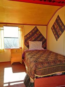 เตียงในห้องที่ Uros Titicaca Khantaniwa Lodge