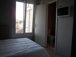Postel nebo postele na pokoji v ubytování Hotel Le Colbert epernay
