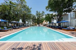 SALA Samui Chaweng Beach Resort内部或周边的泳池