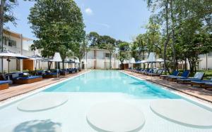 SALA Samui Chaweng Beach Resort内部或周边的泳池