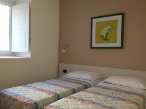 A bed or beds in a room at Residence CaFelicita - Promotion - Apartments Lake View - Infinity Pool - Jacuzzi