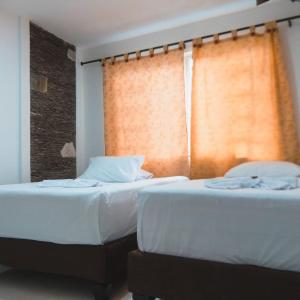 A bed or beds in a room at Hotel Palms Central