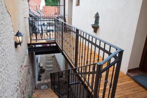Uma varanda ou terraço em (Ne)vinná kavárna