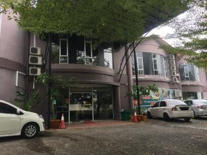 een gebouw waar auto's voor geparkeerd staan bij Place2Stay @ Kenyalang in Kuching