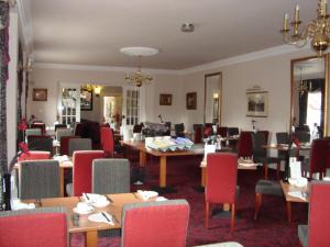 ein Speisesaal mit Tischen und Stühlen in einem Restaurant in der Unterkunft The Minster Hotel in York