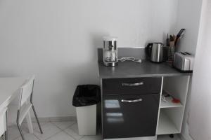 una cocina con una barra con una licuadora. en Residence Enzo Paradise, en La Seyne-sur-Mer