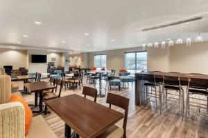 Restaurant o un lloc per menjar a MainStay Suites Lancaster Dallas South