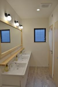 A bathroom at BED N CHILL Shippoya 七宝屋