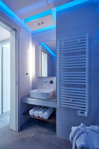 Un baño con un lavabo blanco y un espejo. en Alchemy Villa - Prive Pool, en Megalokori