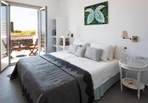 Un dormitorio con una cama grande y un balcón. en Alchemy Villa - Prive Pool, en Megalokori 33 fotos más