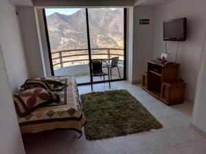 1 dormitorio con balcón con bañera y TV en Penthouse En El Rodadero, en Santa Marta