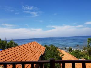 - une vue sur l'océan depuis le balcon d'une maison dans l'établissement Free Beach Resort, à Duong Dong