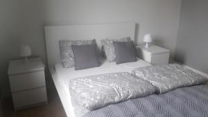 Posteľ alebo postele v izbe v ubytovaní Apartament SZTOKHOLM