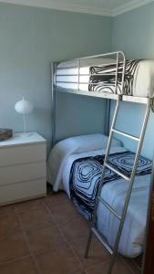 Łóżko piętrowe w pokoju z łóżkiem piętrowym w obiekcie Casa do carmo N 10 w mieście Olhão