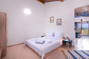 A bed or beds in a room at Blue Breeze