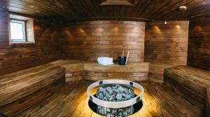 sauna z wanną w drewnianym pokoju w obiekcie Hotel Kalliohovi w mieście Rauma