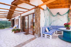 A balcony or terrace at Blue Breeze