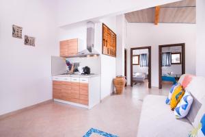 A kitchen or kitchenette at Blue Breeze
