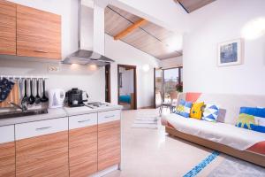 A kitchen or kitchenette at Blue Breeze