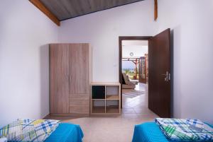 A bed or beds in a room at Blue Breeze
