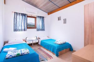 A bed or beds in a room at Blue Breeze