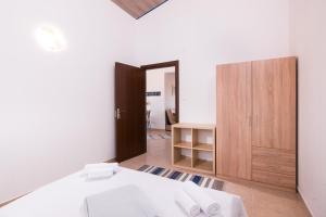 A bed or beds in a room at Blue Breeze