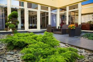 Vonkajšia záhrada v ubytovaní Hotel Gorzów