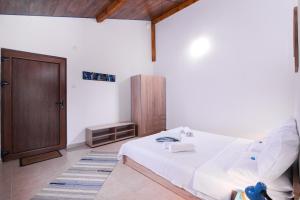 A bed or beds in a room at Blue Breeze