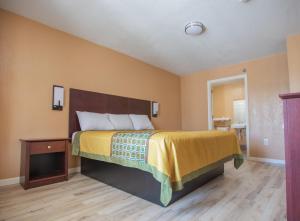 Postel nebo postele na pokoji v ubytování The Crossroads Hotel and Suites Irving