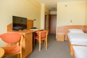 Televízia a/alebo spoločenská miestnosť v ubytovaní Hotel Gorzów