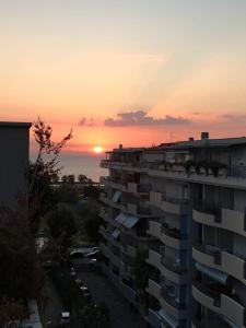 モンテジルヴァーノにあるAttico Mansardato con vista mareの建物からの夕日の眺め