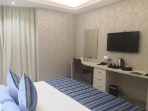 TV a/nebo společenská místnost v ubytování Maximus Hotel Byblos