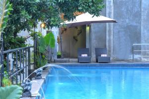 Bazén v ubytování Oak Tree Emerald Hotel & Coventions Semarang nebo v jeho okolí