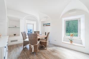 una sala da pranzo con tavolo, sedie e finestra di Villa Dani a Positano