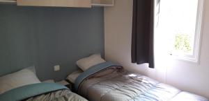 ein Zimmer mit einem Bett in der Ecke eines Zimmers in der Unterkunft Les Acacias in Vercheny