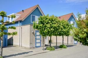 eine Häuserreihe mit Bäumen davor in der Unterkunft Antibes 254 - Kustpark Village Scaldia in Hoofdplaat