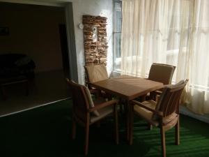 mesa de comedor y sillas con ventana en Apartment Icovi, en Varna