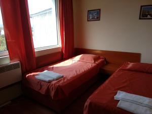 Habitación de hotel con 2 camas y ventana en Apartment Icovi, en Varna
