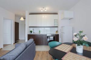 salon i kuchnia z kanapą i stołem w obiekcie Apartament Gdańsk z balkonem Stare Miasto w Gdańsku