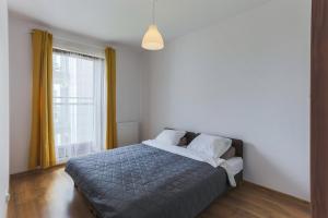 sypialnia z łóżkiem i dużym oknem w obiekcie Apartament Gdańsk z balkonem Stare Miasto w Gdańsku