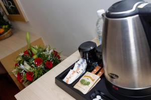 una encimera de cocina con cafetera y flores en Metro Hotel @ KL Sentral en Kuala Lumpur
