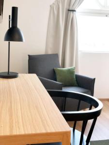 a living room with a table and a chair at HeseHotelli Turku Kaskentie in Turku