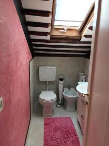 Baño pequeño con aseo y lavamanos en Casa Tella en Venecia