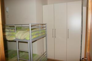 Łóżko piętrowe w pokoju z 2 białymi szafkami w obiekcie Casa Ventura w mieście Arcevia