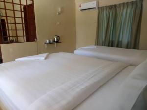 Кровать или кровати в номере Sari Pacifica Resort & Spa, Lang Tengah