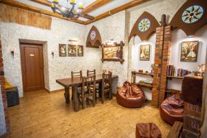 een eetkamer met een tafel en stoelen bij GHOSTel - Medieval Hostel in Lviv