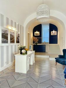 eine Lobby mit blauen und weißen Wänden und einem weißen Schreibtisch in der Unterkunft Villa La Pergola Capri in Capri